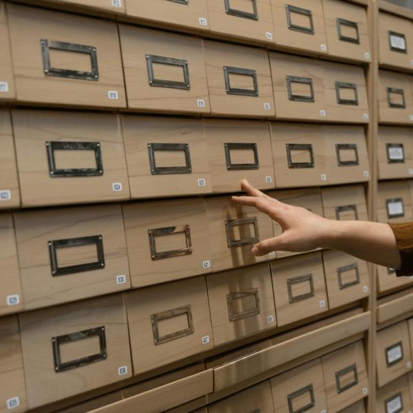 Une base de données physique (du papier dans des tiroirs quoi)